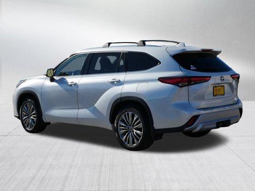 2022 Toyota Highlander Hybrid Platinum