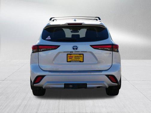 2022 Toyota Highlander Hybrid Platinum