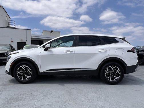 Snow White Pearl 2025 Kia Sportage LX