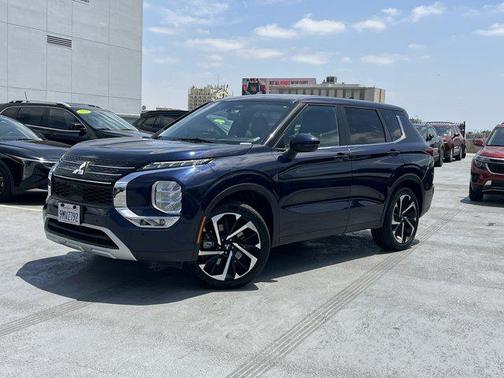 Cosmic Blue Metallic 2024 Mitsubishi Outlander