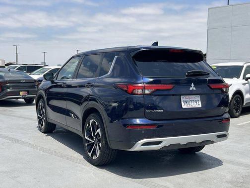 Cosmic Blue Metallic 2024 Mitsubishi Outlander