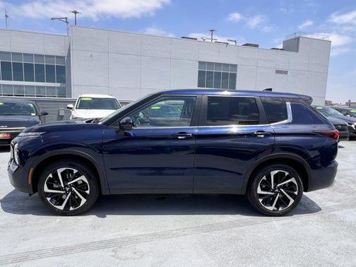 Cosmic Blue Metallic 2024 Mitsubishi Outlander