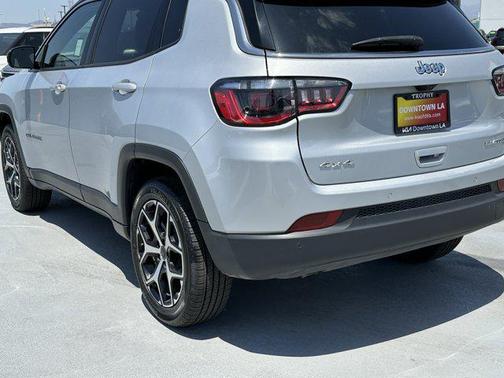 Silver Zynith Metallic Clearcoat 2025 Jeep Compass Limited