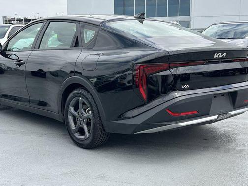 Aurora Black Pearl 2025 Kia K4 LXS