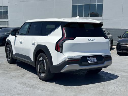 Snow White Pearl 2024 Kia EV9 Light Short Range