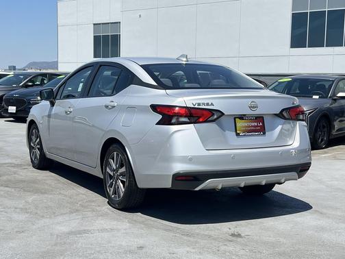 Brilliant Silver Metallic 2023 Nissan Versa 1.6 SV