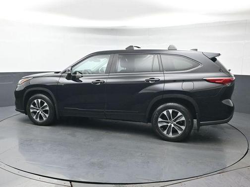 Midnight Black Metallic 2023 Toyota Highlander XLE