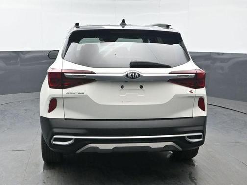 Clear White/Black Roof 2021 Kia Seltos S
