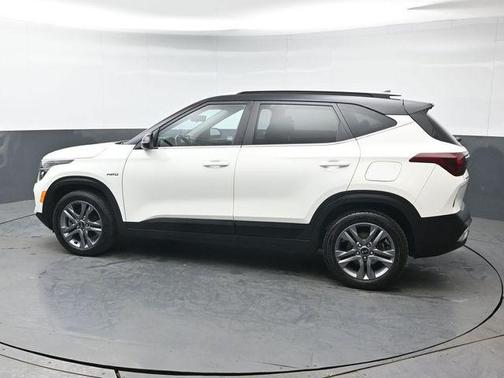 Clear White/Black Roof 2021 Kia Seltos S