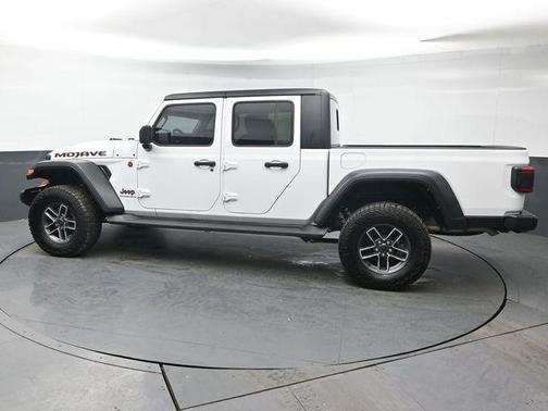 Bright White Clearcoat 2024 Jeep Gladiator Mojave
