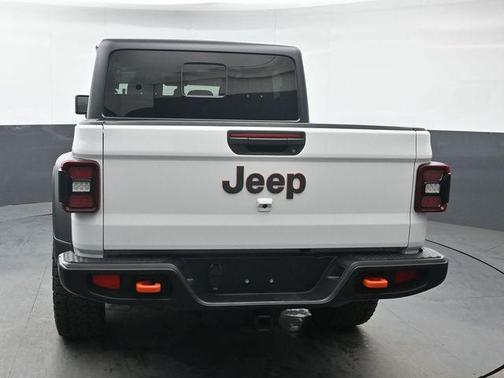 Bright White Clearcoat 2024 Jeep Gladiator Mojave