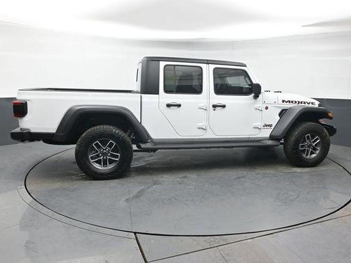 Bright White Clearcoat 2024 Jeep Gladiator Mojave