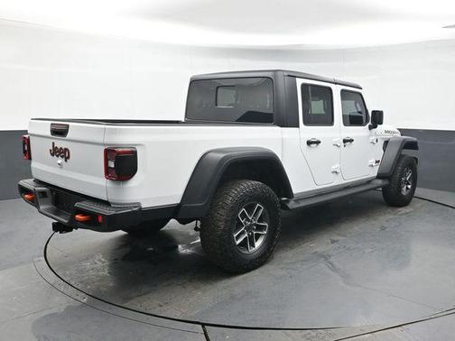 Bright White Clearcoat 2024 Jeep Gladiator Mojave