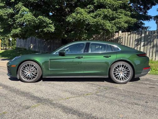 Oak Green Metallic Neo 2025 Porsche Panamera