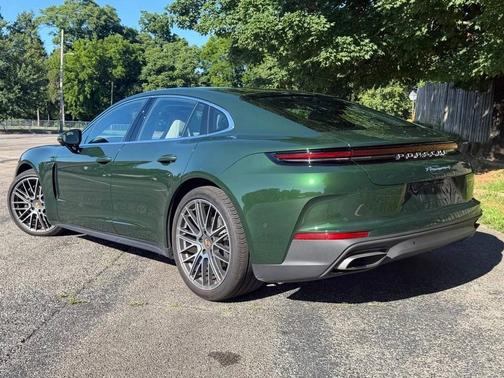 Oak Green Metallic Neo 2025 Porsche Panamera