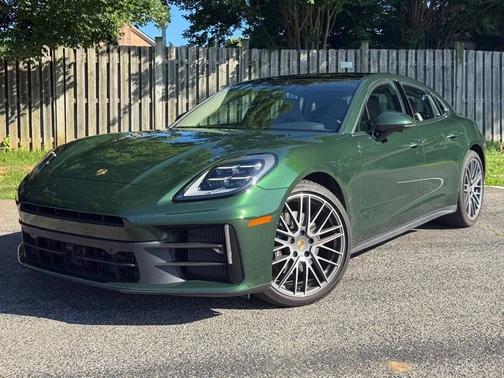 Oak Green Metallic Neo 2025 Porsche Panamera