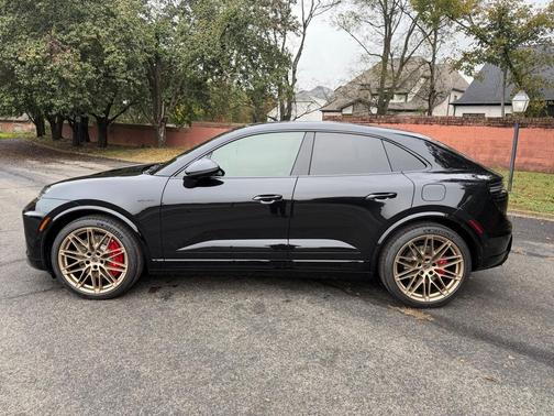2025 Porsche Macan Turbo