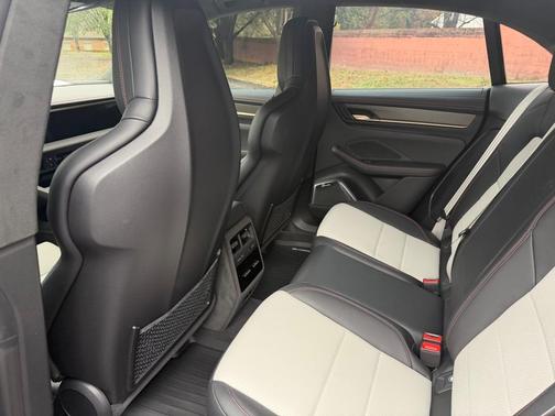 2025 Porsche Macan Turbo