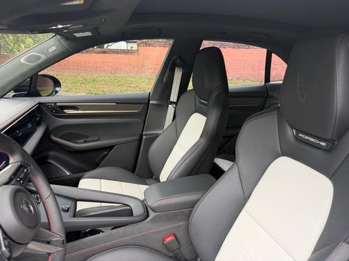 2025 Porsche Macan Turbo