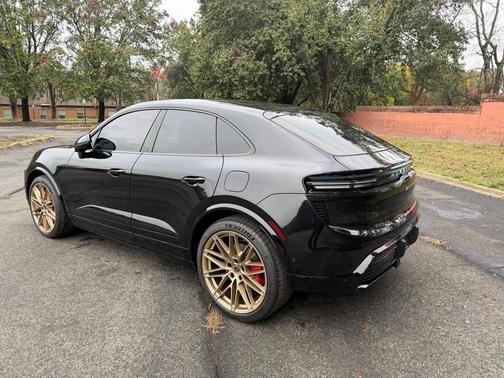 2025 Porsche Macan Turbo