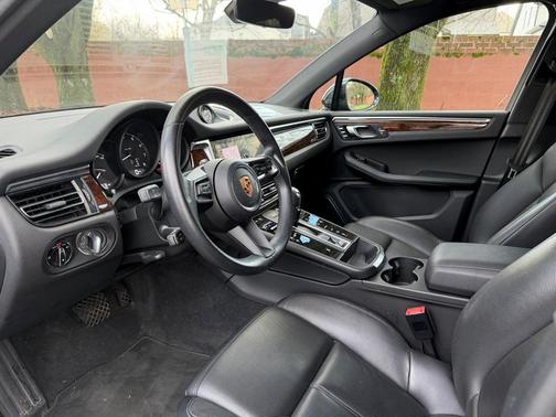 2022 Porsche Macan Base