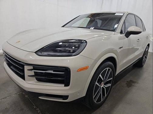 Cashmere Beige Metallic 2026 Porsche Cayenne