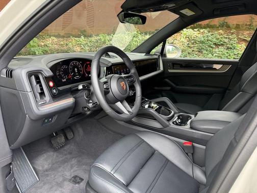 Cashmere Beige Metallic 2026 Porsche Cayenne