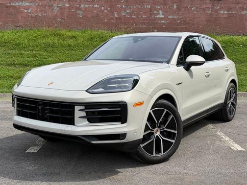 Cashmere Beige Metallic 2026 Porsche Cayenne