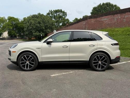 Cashmere Beige Metallic 2026 Porsche Cayenne