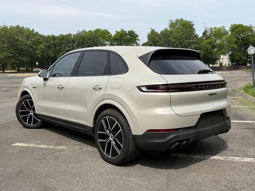 Cashmere Beige Metallic 2026 Porsche Cayenne