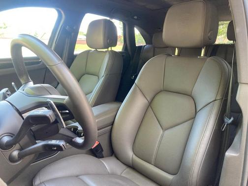 2024 Porsche Macan T