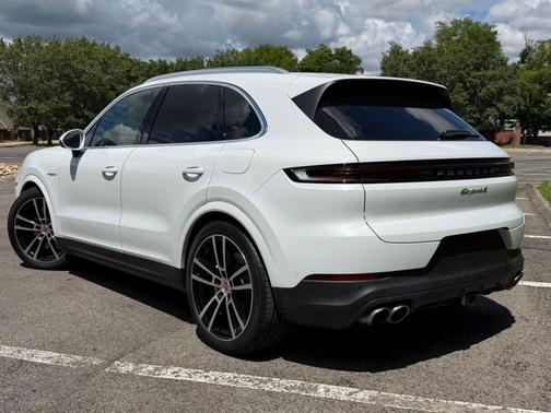 Carrara White Metallic 2026 Porsche Cayenne