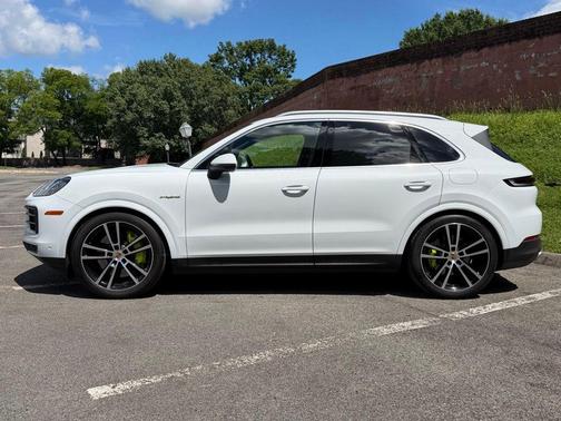 Carrara White Metallic 2026 Porsche Cayenne