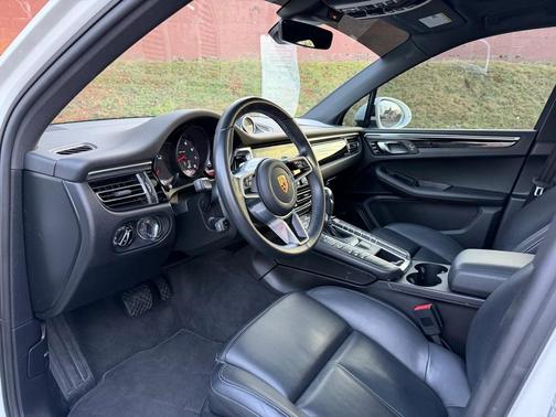 2021 Porsche Macan Base