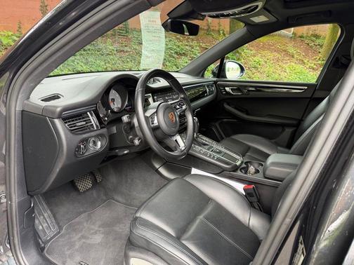 Vulcano Gray Metallic 2021 Porsche Macan