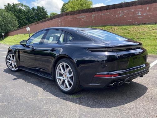 2025 Porsche Panamera 4
