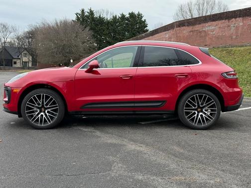 2025 Porsche Macan Base