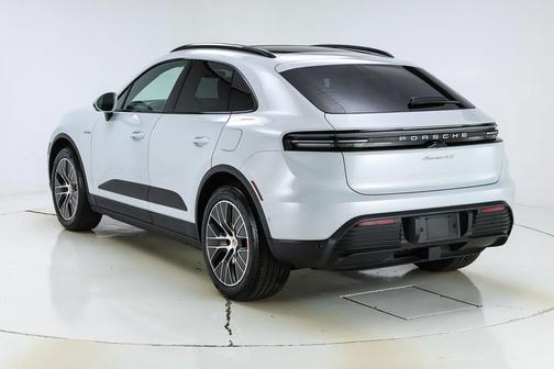 Ice Grey Metallic 2025 Porsche Macan