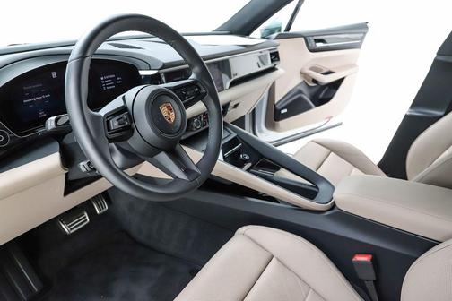 Ice Grey Metallic 2025 Porsche Macan