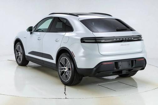 Ice Grey Metallic 2025 Porsche Macan