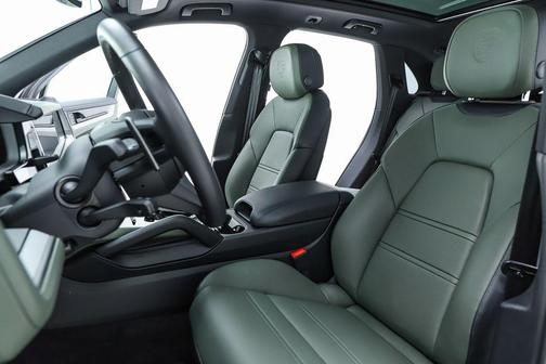 Dolomite Silver Metallic 2026 Porsche Cayenne Base