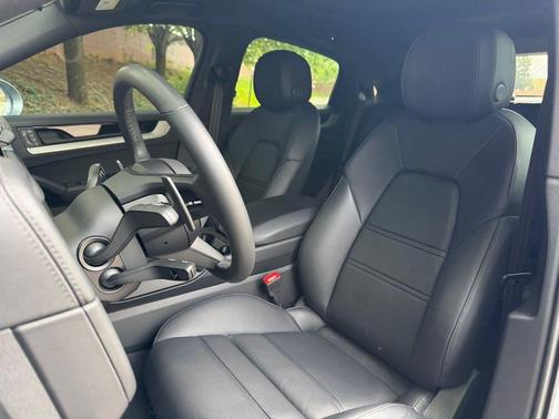 Dolomite Silver Metallic 2025 Porsche Cayenne AWD