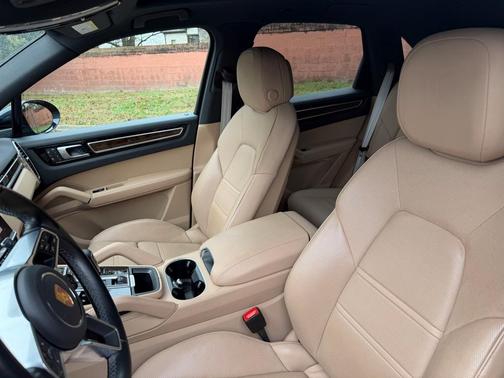 2023 Porsche Cayenne Platinum Edition