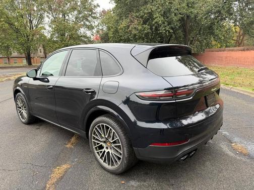 2023 Porsche Cayenne Platinum Edition