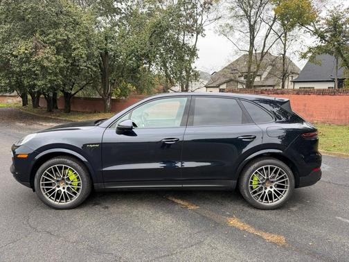 2023 Porsche Cayenne Platinum Edition