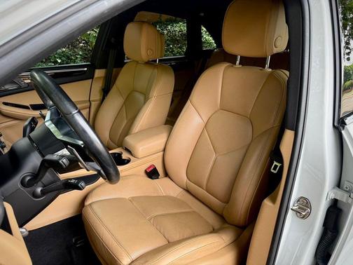 Carrara White Metallic 2017 Porsche Macan Base