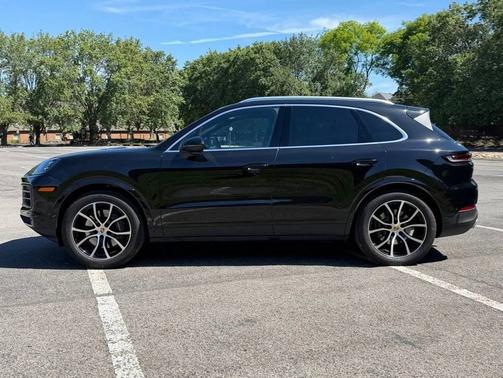 Chromite Black Metallic 2026 Porsche Cayenne