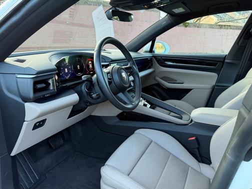 2025 Porsche Macan 4