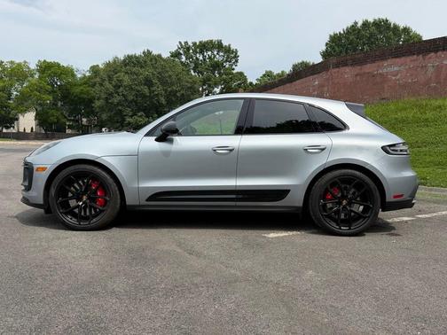Dolomite Silver Metallic 2026 Porsche Macan