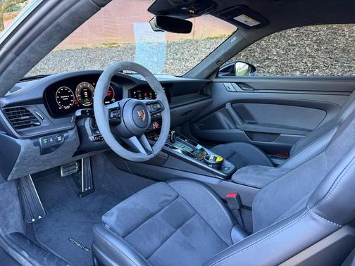 2025 Porsche 911 Carrera 4 GTS